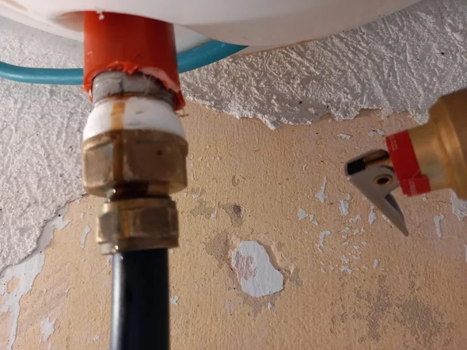 חיבורי צנרת פליז מתחת לדוד מים